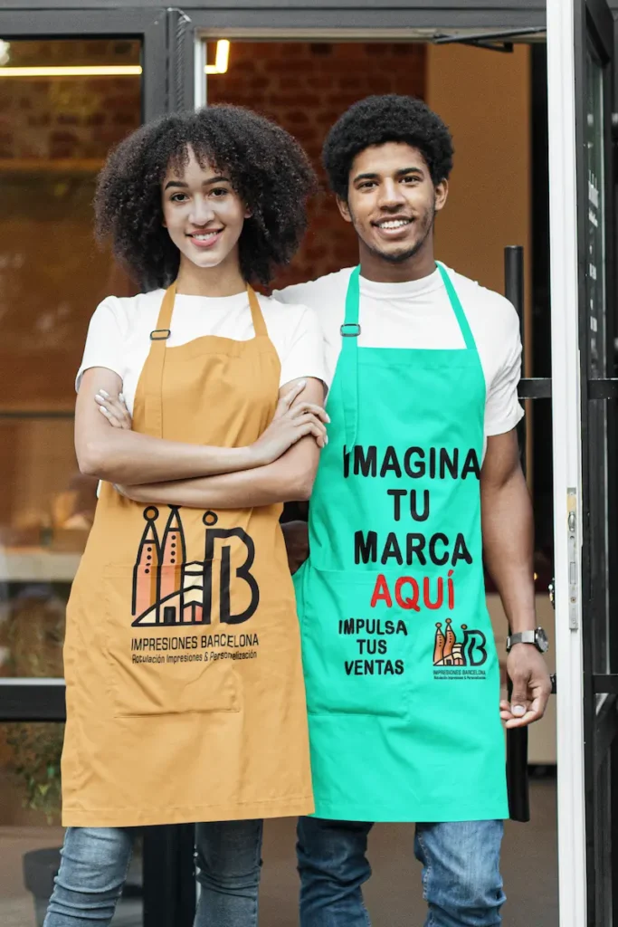 Jóvenes con mandiles personalizados logo de negocio