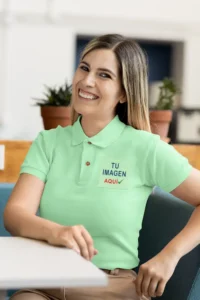 joven muy alegre con polo y logotipo de la empresa