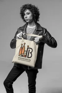 joven con bonito tote bag publicitario