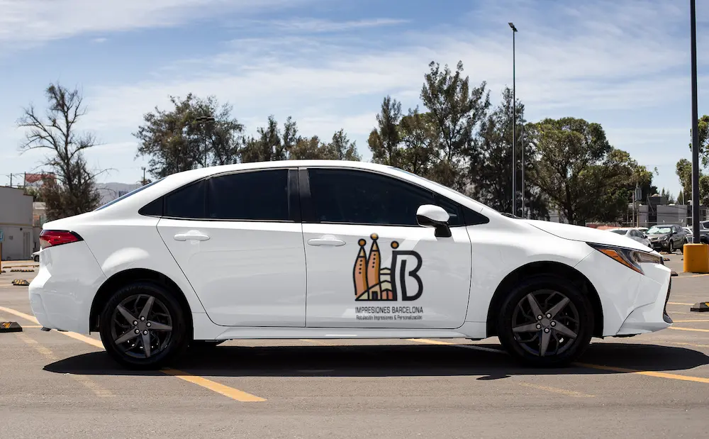 Coche blanco con vinilo de Logo de Impresiones Barcelona