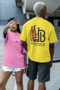 Jóvenes con camisetas publicitarias