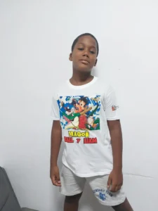 niño con camiseta impresa Dragon Ball Z